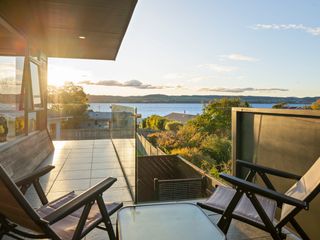 Taupo Escape - Rainbow Point Holiday Home photo 1