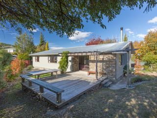 Kowhai Cottage - Wanaka Holiday Home photo 1