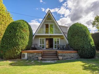 The Hillvue with Spa - Arrowtown Holiday Home photo 1
