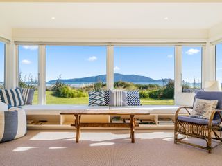 Kapiti Panorama - Waikanae Beach Holiday Home photo 1