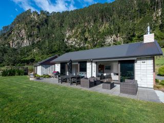 Lakehouse Retreat - Whakamaru Holiday Home photo 1