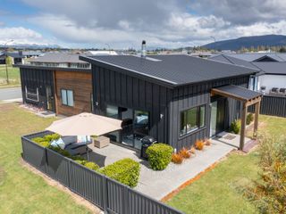 Pounamu Paradise - Te Anau Holiday Home photo 1