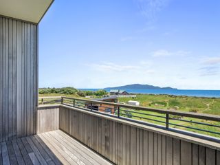 Sunset Over Kapiti - Waikanae Holiday Home photo 1