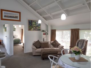 Handy Hideaway - on Main in Tawa photo 1
