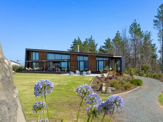 Skyline Lodge - Leigh Coastal Paradise photo 1