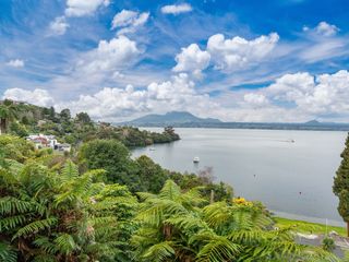 Lakeside Lookout - Acacia Bay Holiday Home photo 1