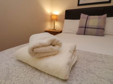 A set of towels on a bed at Orchid Lodge in Saltburn-by-the-Sea