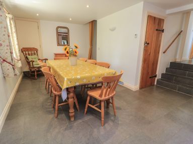 A dining room with a table and chairs at Dale Barton in Wells