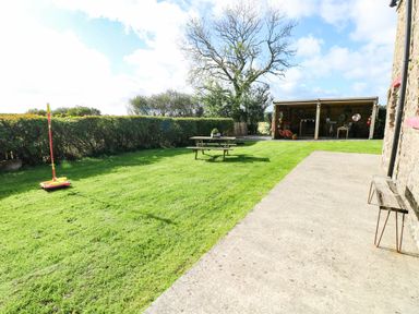 A garden with a table and a bench near Cattle Shed near Narberth