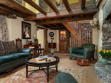 A living room with a coffee table and sofa at The Meeting House in Ashburton