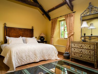 A bedroom with a bed and chest of drawers at The Meeting House in Ashburton