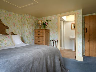 A bedroom with a bed and chest of drawers at The Meeting House in Ashburton