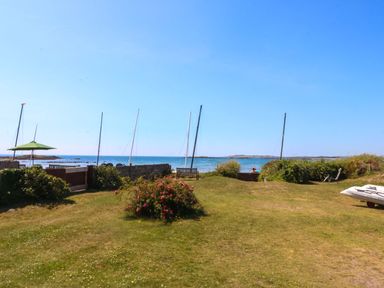 A garden with sea view at Windygates in Rhosneigr