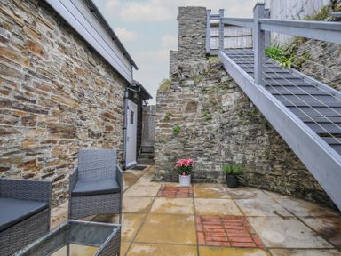 An outdoor space with a table and chairs at Stargazy Trebarwith Strand near Tintagel