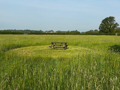A picnic table in a grassy field at Keepers Cottage in West Knoyle