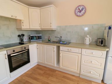 A kitchen with an oven and microwave at Little Barn in Cucklington near Wincanton
