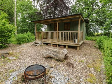 A cabin with a deck in a garden at Bracken Fern in Eppleby