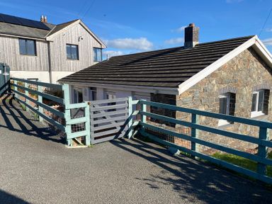 A building with a fence and windows at Valley High Solva
