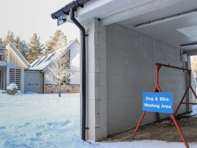A washing area with a sign for dogs and bikes at Red Deer Lodge in Feshiebridge near Aviemore