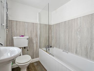 A bathroom with a bathtub, toilet, and sink at Milton Manor in Milton On Stour