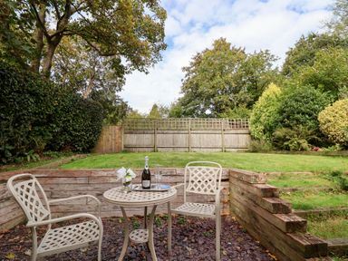 A garden with a table and chairs at Tregona Buckland Monachorum near Yelverton