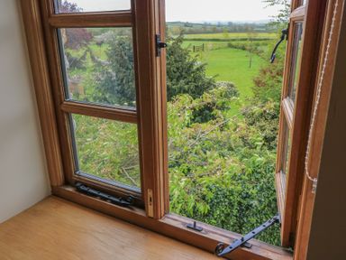 A window with a garden view at Bramble Cottage in Babcary near Lydford-On-Fosse