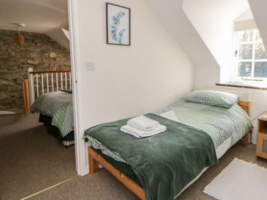 A bedroom with two beds at Middle Cottage, Newport, Pembrokeshire