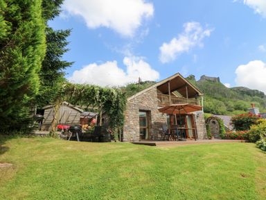 A house with balcony and garden furniture at Dan Castell Cottage in Llandeilo, Carmarthenshire