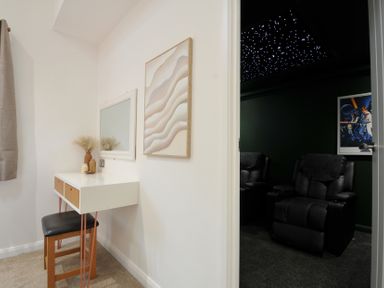 A dressing room with a table and mirror at The Hideout in Lanreath