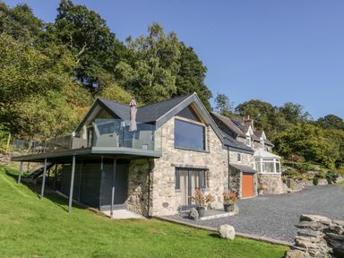 Stone house with glass balcony and garden at Tyn Llwyn in Pencoed near Corwen