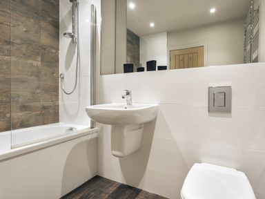 A bathroom with a bathtub, toilet, and washbasin at Take Five in Ambleside
