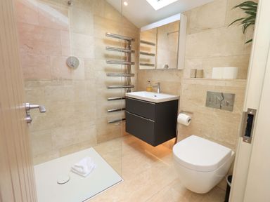 A bathroom with a shower, sink, and toilet at Beck Steps in Chapel Stile