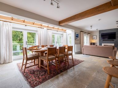 A dining room with a table and chairs at Goody Raise in Grasmere