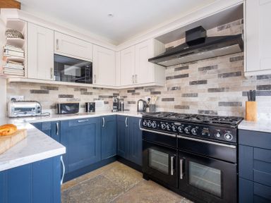 A kitchen with a stove, oven, and cabinets at Goody Raise in Grasmere
