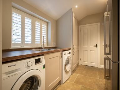 A laundry room with a washing machine and sink at Goody Raise in Grasmere