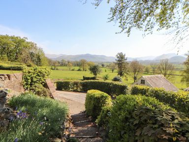 A garden with steps and hedges at South View in Keswick