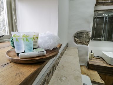A bathroom with a wooden tray holding toiletries on a wooden windowsill at Hen Dy Craig Yr Ronwy in Capel Celyn near Bala