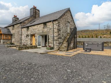 Stone cottage with patio and outdoor hot tub at Hen Dy Craig Yr Ronwy in Capel Celyn near Bala