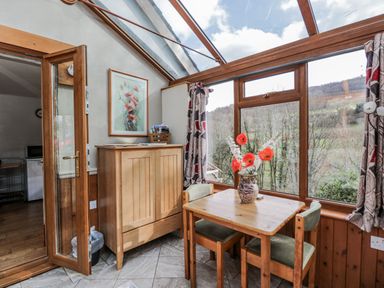 A dining room with a table and chairs at Calcott Annexe Whitchurch Herefordshire