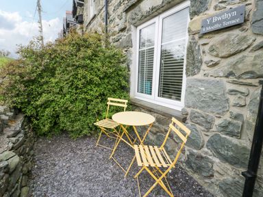 A table and chairs outside at Y Bwthyn in Llanbedr