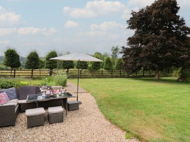 A garden with outdoor seating and a table at Garden View in Wellington