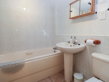 A bathroom featuring a bathtub, sink, and toilet at Walkers Retreat, Keswick