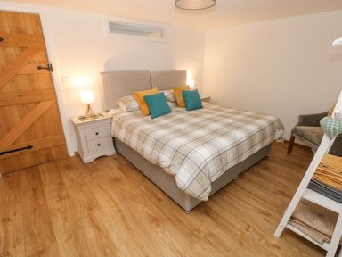 A bedroom with a double bed and bedside tables with lamps at Y Beudy in Crosswell Eglwyswrw near Newport Pembrokeshire