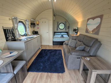 A studio with a kitchen unit and bed at Stapeley Pod White Grit near Chirbury