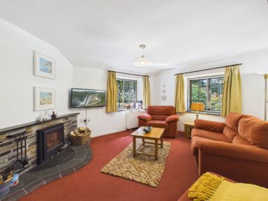 A living room with two sofas and a coffee table at The Roundhouse in Warbstow