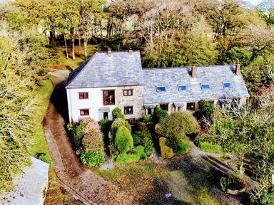 A house with a garden and pathway at The Roundhouse in Warbstow
