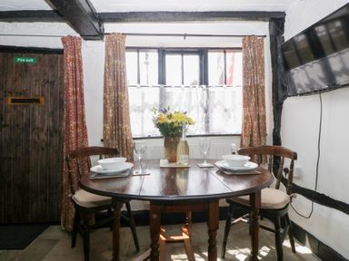 A dining room with a table and chairs at Avonmede in Tewkesbury
