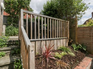 A garden with steps and wooden railing at Avonmede in Tewkesbury