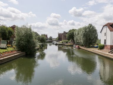 A river with boats and trees at Avonmede in Tewkesbury