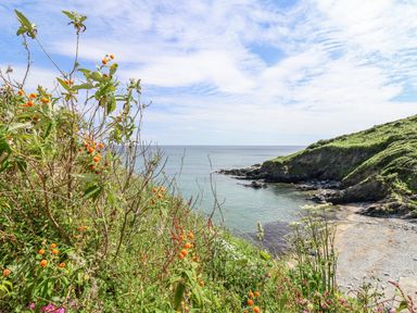 A view of the ocean and cliffs at 2 Cliff Cottages near Gorran Haven